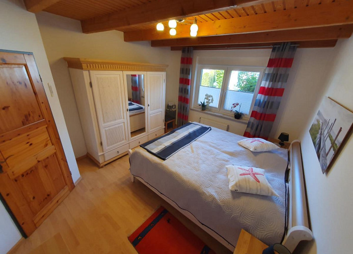 Schlafzimmer 1
